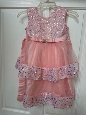 GIRLS PINK DRESS WITH SEQUINS size 6/7
New without tags/never worn
